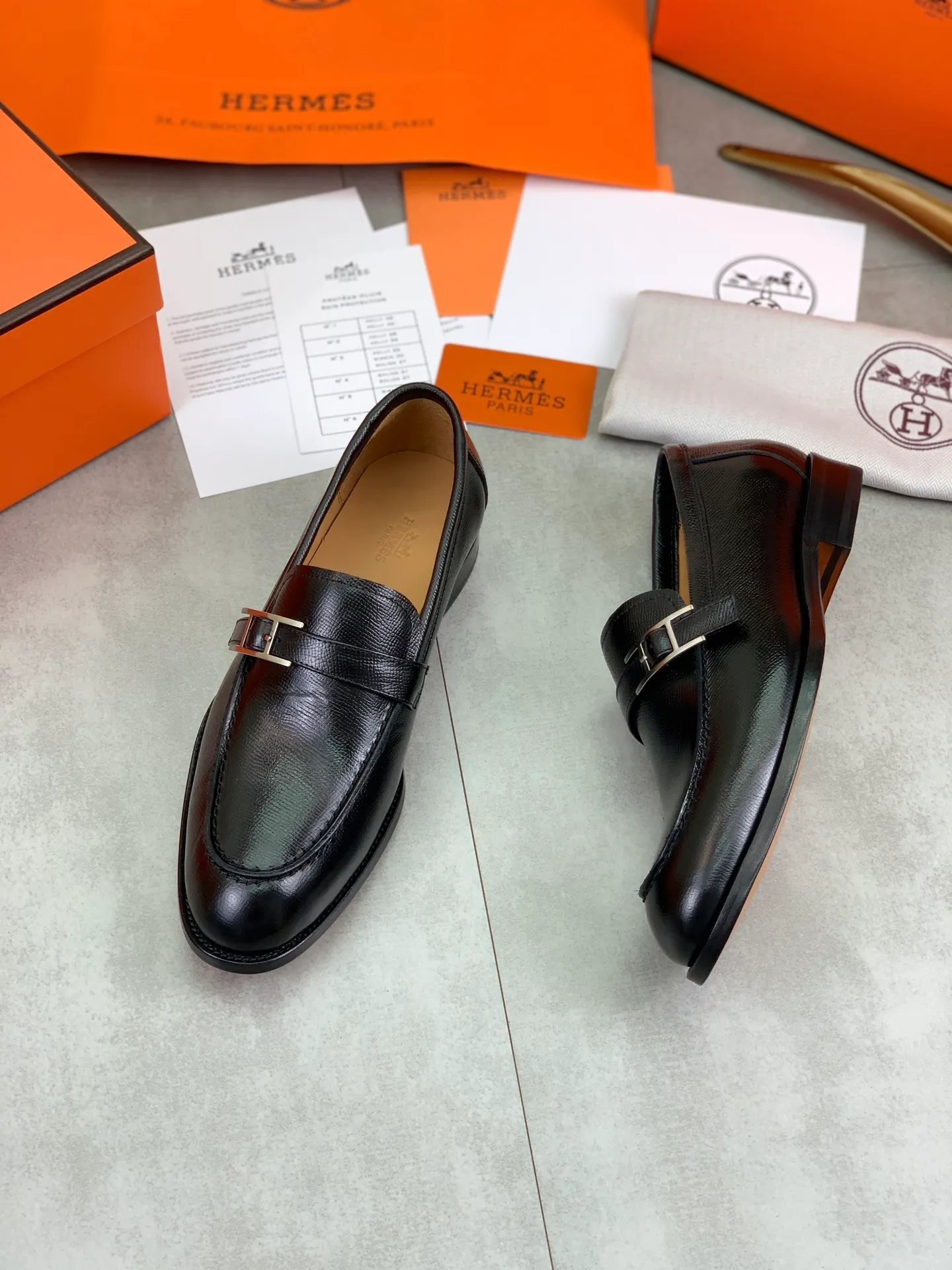 Factory price P980 💰💎💎💎 Original genuine leather outsole Brand: Hermès Grade: Same as the official website Original quality materials: Original soft calfskin Water-dyed cowhide lining Original Italian genuine leather outsole Style categories: Men's fashion Formal casual leather shoes Slip-on men's shoes series Young fashion European and American trends British style Code number: 39-45 (38.46 can be customized)